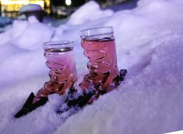 Weihnachtsgeschenk für Skifahrer: Skischuh-Glas, Mini-Ski und Après-Ski-Gadgets als originelle Ideen unterm Baum