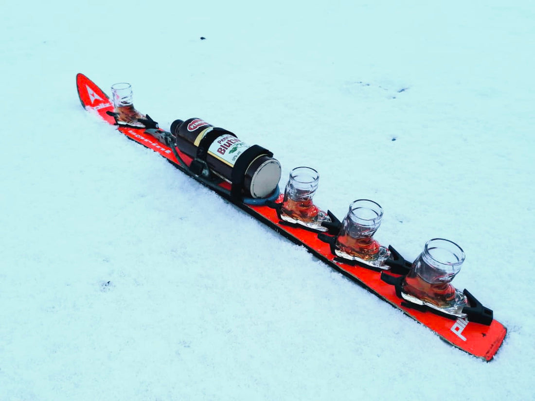 Weihnachtsgeschenk für Skifahrerin: stylisches Skischuh-Glas, Zirbenduft und Berg-Deko als originelle Ideen