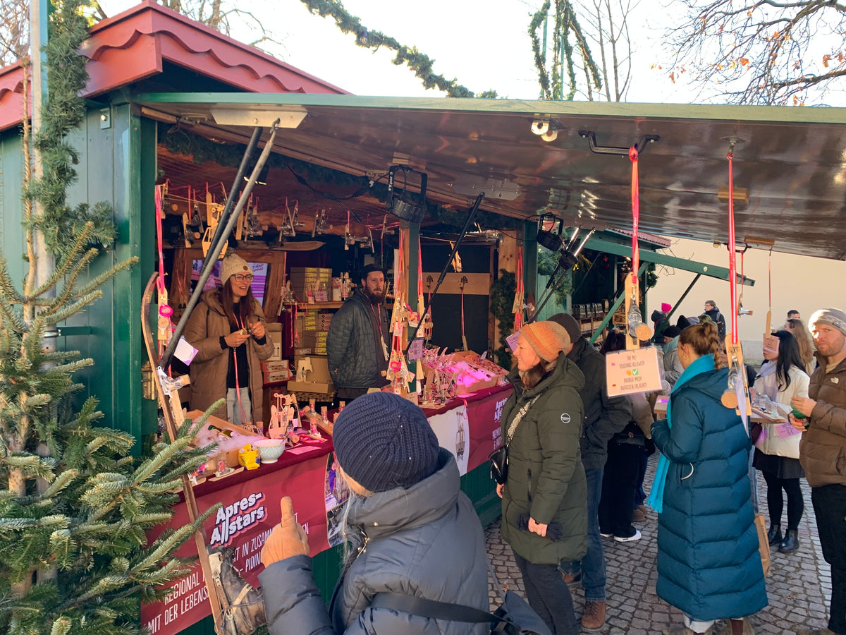 Weihnachtsmarkt-Verkauf: Shotski, Mini-Ski mit Glas und Skischuh-Gläser als angesagte Artikel für den Stand