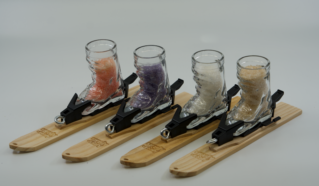 Wellness-Geschenk: Skischuh-Glas gefüllt mit selbst gemachtem Badesalz und Blüten