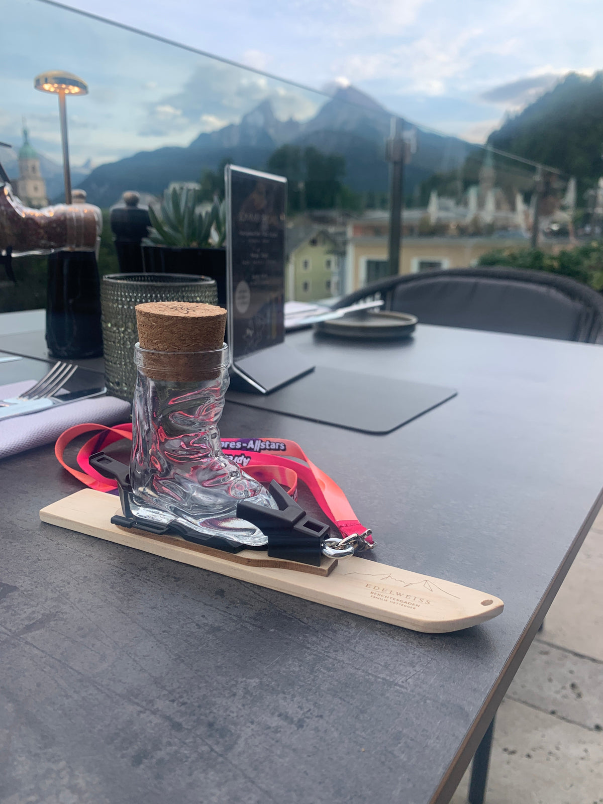 Werbemittel für Hotels: Mini-Ski mit Glas und Shotski mit Lasergravur des Hotel-Logos als VIP-Gästegeschenk