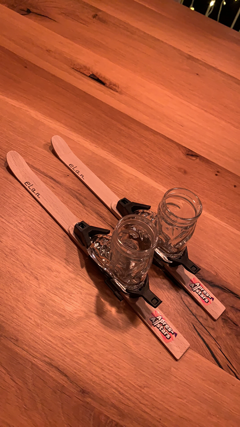 Wichtelgeschenk unter 15 Euro: einzelnes Skischuh-Schnapsglas, Korken und Mini-Ski als originelle Ski-Ideen