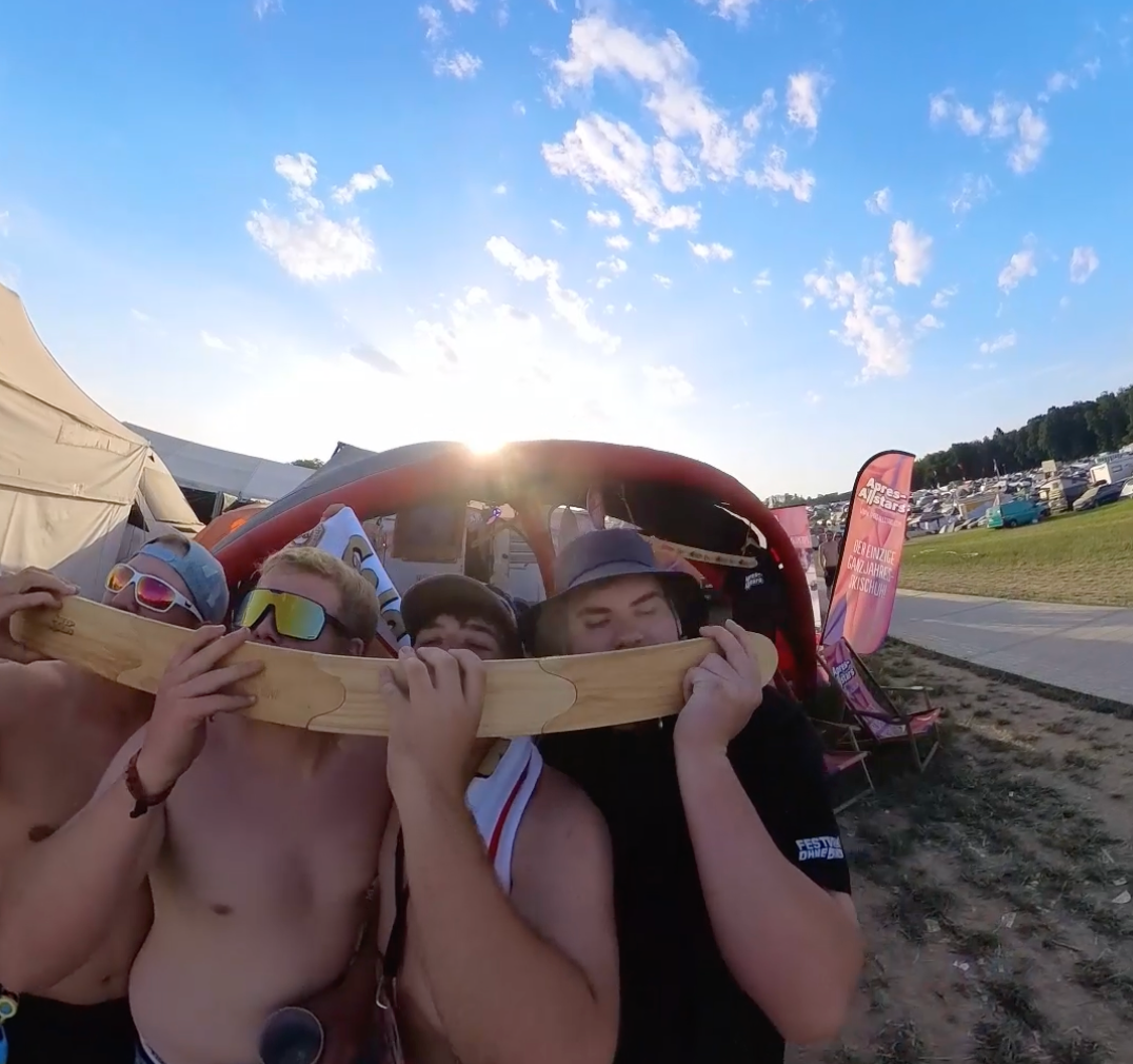 Gruppe trinkt am Festival-Campingplatz gemeinsam vom SwigSki3000 Shotski