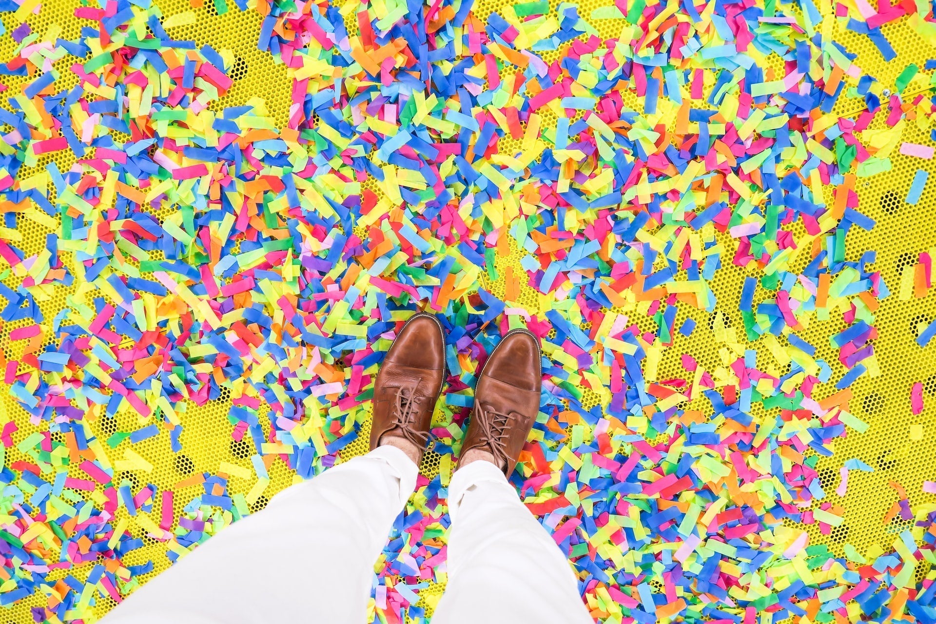 Kostümierte Gäste feiern eine bunte Karneval Party