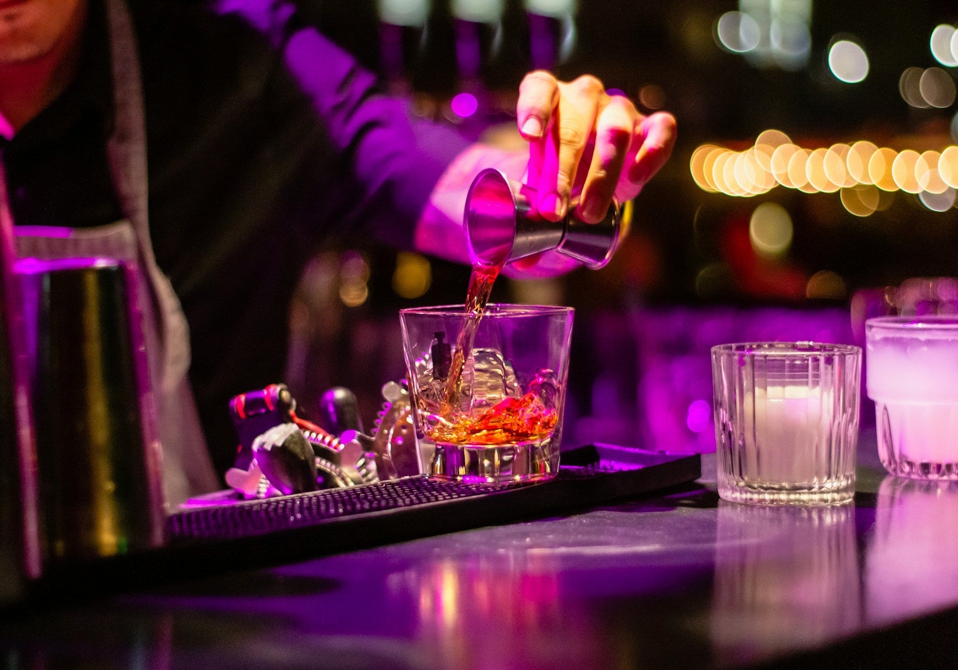 Freunde stoßen bei einem Trinkspiel mit Alkohol mit Shots an