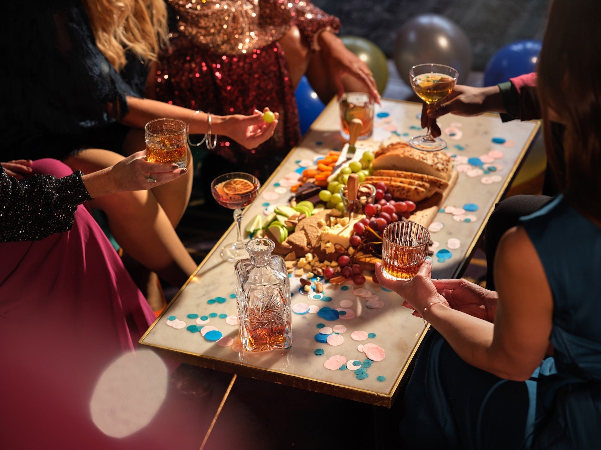 Festlich gedeckter Tisch mit Deko für eine Silvesterparty