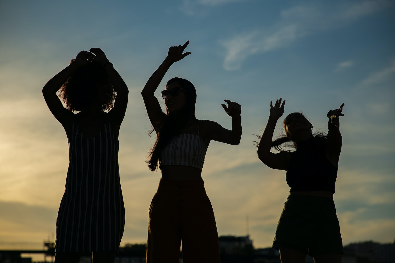 Freunde spielen Outdoor Partyspiele mit Bierdosen im Garten