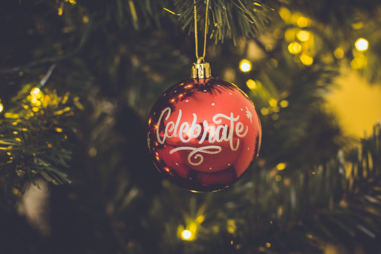 Gemütlich dekorierter Tisch mit Getränken für eine Weihnachtsparty