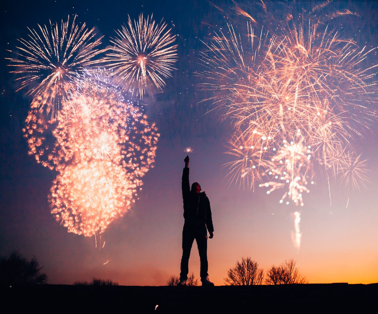 Silvesterfeuerwerk über einer deutschen Stadt zum Jahreswechsel