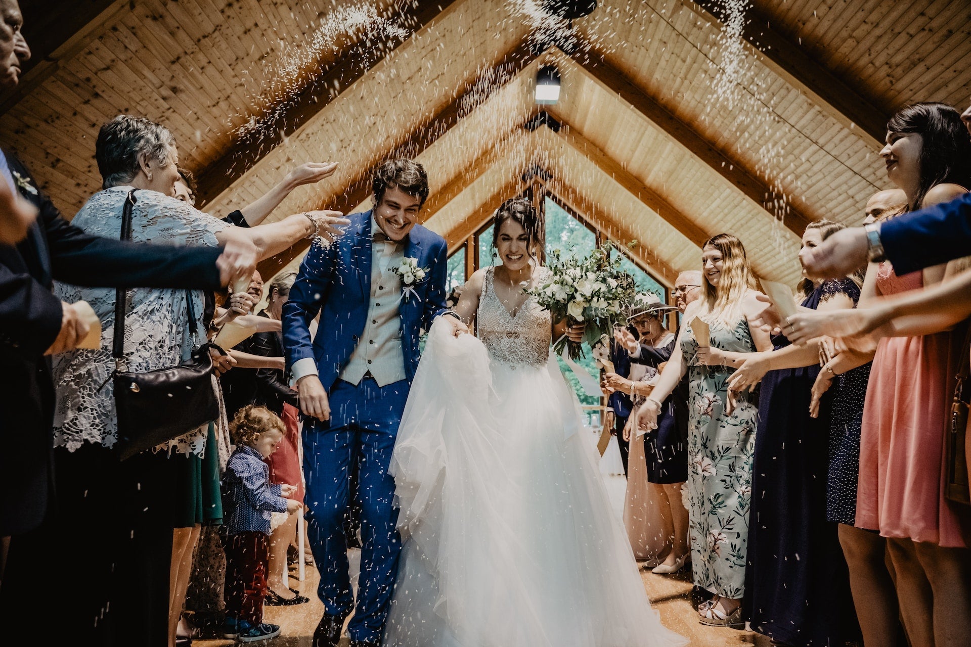 Fotoaufgaben Hochzeit: Gäste machen Selfies mit Skischuh-Gläsern als Foto-Requisit